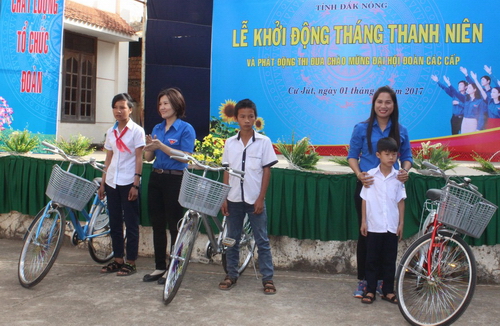 Trao xe đạp cho các em học sinh nghèo vượt khó
